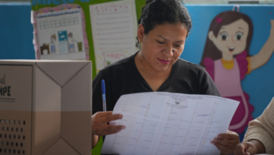 Una funcionaria electoral revisa las listas de votantes mientras se reanuda la votación en los colegios electorales afectados por retrasos y problemas logísticos durante las elecciones generales en Lima, Perú, el lunes 13 de abril de 2026. (AP Foto/Guadalupe Pardo)