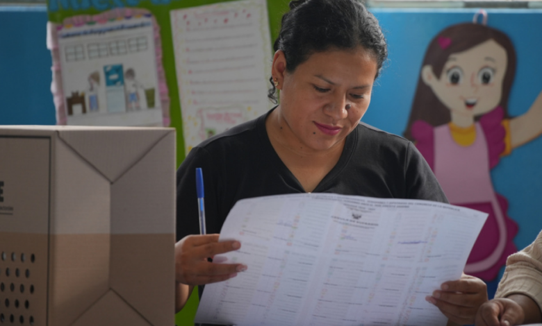 Una funcionaria electoral revisa las listas de votantes mientras se reanuda la votación en los colegios electorales afectados por retrasos y problemas logísticos durante las elecciones generales en Lima, Perú, el lunes 13 de abril de 2026. (AP Foto/Guadalupe Pardo)