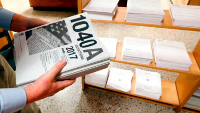 Susan Prendergast, de la biblioteca Eudora Welty Library en Jackson, Mississippi, organiza planillas de declaración de impuestos, el 15 de febrero del 2018. (AP foto/Rogelio V. Solis)