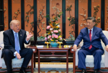 El presidente de China, Xi Jinping (izquierda), y el estadounidense, Donald Trump, se reúnen durante la visita de Trump a Zhongnanhai, en Beijing, China, el 15 de mayo de 2026. (Evan Vucci/Pool Foto vía AP)